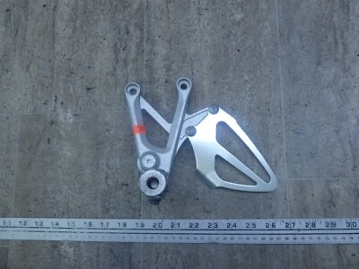 Honda CBR600 2001 F4i H439-3) estriba delantera izquierda con soporte de montaje Foto 1 de 4