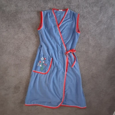 复古 70 年代 Beco Originals 裹身连衣裙带刺绣花朵口袋 M 码蓝色 — 第 1/4 张图片