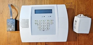 Honeywell Lynx Plus Series Model LYNXPLUS Control Panel w\ Honeywell Transformer - Picture 1 of 17