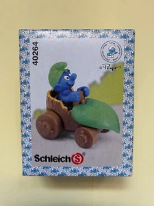 Muñeco Pitufo Coche De Carreras Con Hoja Schleich 40264 NUEVO - Imagen 1 de 5