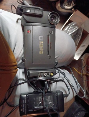 Sharp 8 Viewcam VL-E35 - Image 1 of 4