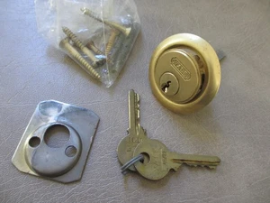 Cerradura de borde con llave Yale vintage con 2 llaves de latón ¡El barril de 5 pines funciona! - Imagen 1 de 8