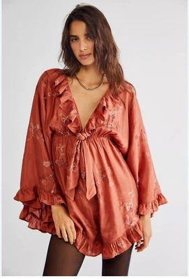 NUEVO CON ETIQUETAS FREE PEOPLE Baile Toda la Noche Mameluco Volantes Bordado Mini Talla S Precio de venta sugerido por el fabricante: $168 Foto 1 de 4