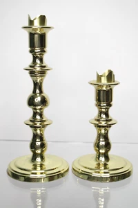 Candelabros cónicos vintage Baldwin de latón brillante pesado con insertos de 7,5" y 4,75" - Imagen 1 de 7