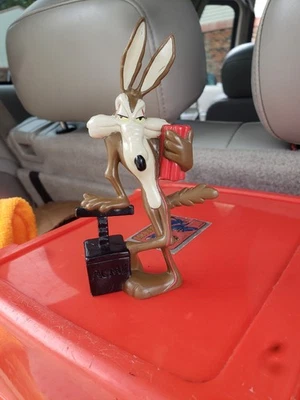 Figura Wile E. Coyote Looney Tunes TNT Bomba Dinamita 1994 De colección Gran Forma  Foto 1 de 4