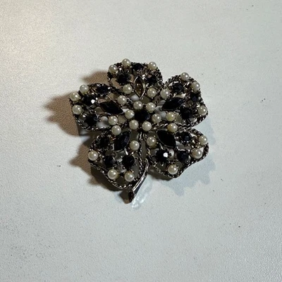 Винтажная цветочная брошь на булавке с искусственным жемчугом черными стразами цветком клевером ювелирные изделия - Изображение 1 из 3