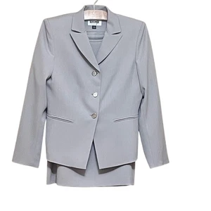 NWT. Kasper Elegant Women's Light Gray 2-Piece Suit. 6 - Picture 1 of 7