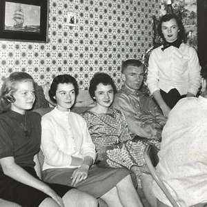 O6 Photograph 1958 Group Of 1950's Women Man Party Couch - Picture 1 of 4