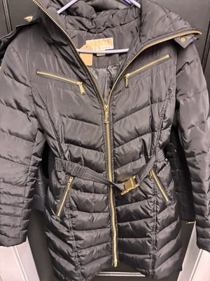 Chaqueta acolchada acolchada con capucha con ribete de piel sintética para mujer Michael Kors en negro talla S Foto 1 de 4