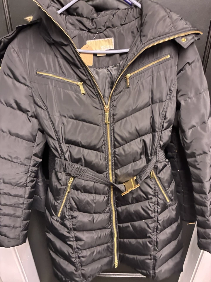 Chaqueta acolchada acolchada con capucha con ribete de piel sintética para mujer Michael Kors en negro talla S Foto 1 de 4