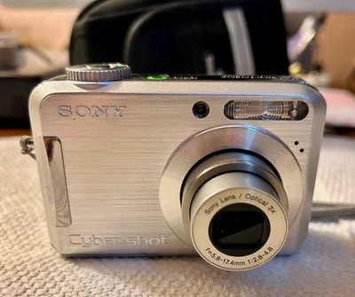 Sony Cyber-shot DSC-S700 7.2MP Compact Digital Camera Silver TESTED - Image 1 of 4