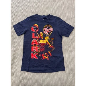 Indiana Fever Clark #22 WNBA Basketball Grafik T-Shirt Kinder Größe S 8 - Bild 1 von 4