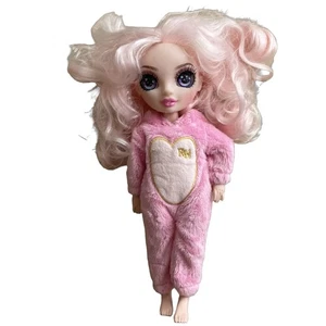 Rainbow Junior High PJ Party Bella Parker 9" Gelenkpuppe rosa Pyjama 2021 - Bild 1 von 6
