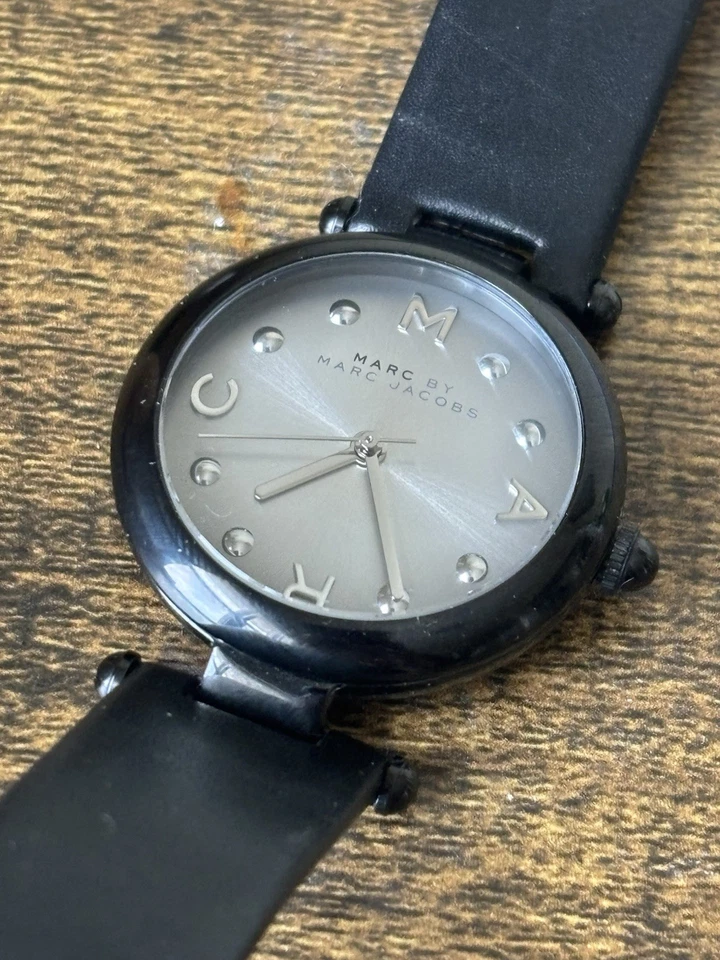 RARO Reloj Marc By Marc Jacobs para Mujer Esfera Negra Lunteada Correa de Cuero MJ1410 Foto 1 de 4