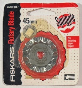 FISKARS Rotary Blade Squiggle 9357 45mm for Finishing Paper Edges - New Sealed - Picture 1 of 3