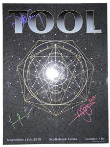 HERRAMIENTA Póster Firmado Autografiado 11/11/2019 Toronto Scotiabank/650 Joyce Su - Imagen 1 de 1