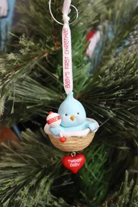 Adorno de recuerdo Hallmark 2022 primer pájaro de Navidad en nido para bebé niño nuevo en caja - Imagen 1 de 3