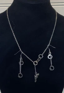 Retro Silberfarbene Handschellen & Gewehr Ohrringe & Knebel Halskette Set - Bild 1 von 11