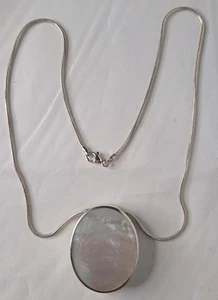 Stunning Oval Shaped 925 Silver Mother Of Peal Insert Necklace And Pendant - Picture 1 of 5