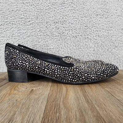 Mocasín plano de gamuza negro adornado Stuart Weitzman para mujer 9 clavos de estrás Foto 1 de 4