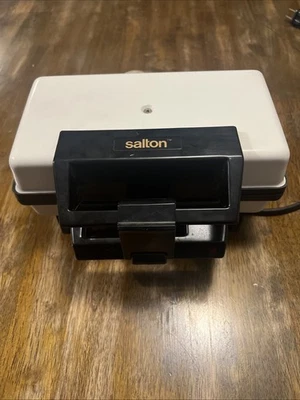 Vintage Salton 3-in-1 Sandwich Waffle Maker And Grill SA-5  120V 900W in White - Image 1 of 4