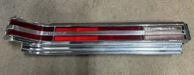 Buick Electra Limited 1972 luz trasera izquierda bisel y respaldo 5965045 usado OEM 72 Foto 1 de 4