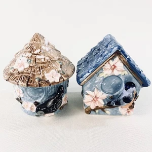 Juego de saleros y pimenteros Birdhouse de cerámica azul floral con pájaros, 3,25" de alto - Imagen 1 de 11