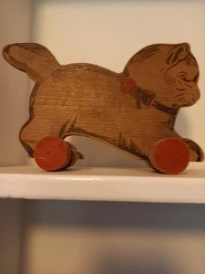 Nette Holz Katze Nachziehspielzeug, reliefierte Zeichnung, alt - Bild 1 von 2