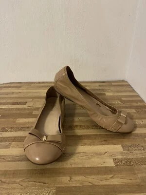 Zapatos planos de ballet Cole Haan Monica arenisca bronceada detalle de lazo punta-puntera 10B Foto 1 de 4