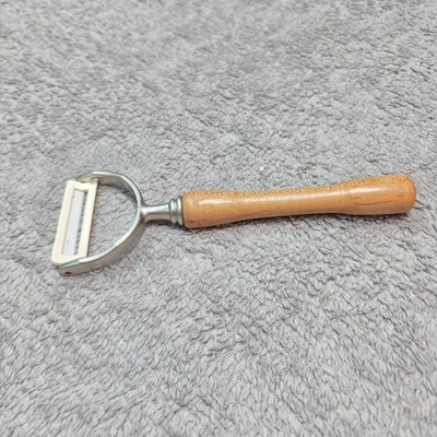 Pelador de verduras de cerámica hecho a mano con mango de arce y acabado de níquel cepillado Foto 1 de 4