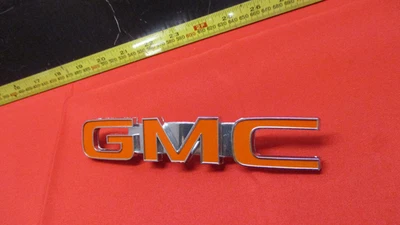 1975 年 GMC Sprint Grille EMBLEM NOS — 第 1/4 张图片