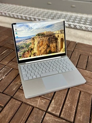 Microsoft Surface Laptop Go 12.4 Zoll Touch Intel i5-1035G1 8GB SSD 128 GB Win11 - Bild 1 von 4