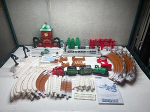 2010 GeoTrax Christmas In Toytown RC Train Set Toys R Us - TESTED EUC AS SHOWN - Picture 1 of 22