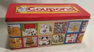 Contenedor de hojalata Enesco de colección "cupones" firmado diseño de gatos por Susan McChesney 1983 - Imagen 1 de 15