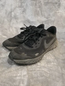 Nike Boys Revolution BQ5671-001 Black Running Shoes Lace Up Low Top Size 7 Y - Picture 1 of 9