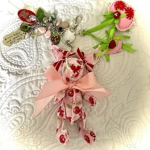 Schlüsselanhänger rosa und rot Kirsche Kaninchen Taschenanhänger Handarbeit OOAK - Bild 1 von 12