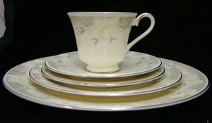 ROYAL DOULTON  KATHLEEN H5091  5 PIECE PLACE SETTING DINNER SALAD BNB PLATE C/S - Picture 1 of 2