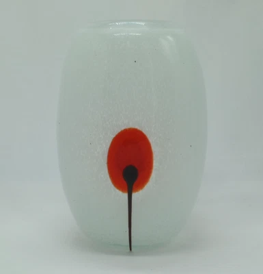 Jarrón minimalista moderno de vidrio moteado blanco con flor roja de 7" de alto Foto 1 de 4