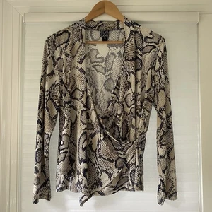 NEU Clara Sun Woo Tunika Wickelbluse Gr. XL Schlangenmuster 3/4 Arm seitlich zum Binden - Bild 1 von 9