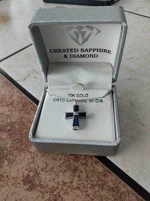 Cruz de diamantes y zafiro azul creado en laboratorio de oro blanco de 10 k y cadena de 18 pulgadas de 2 gramos Foto 1 de 4