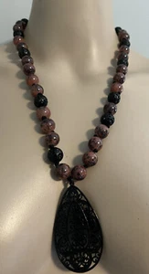 Collar de cuentas marbelizadas marrón y negro con colgante asiático de metal negro - Imagen 1 de 5