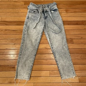 Pantalones de mezclilla azul lavado con ácido So Mom para mujer 3/26 dobladillo crudo - Imagen 1 de 8