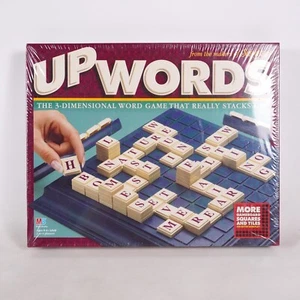 Milton Bradley Upwords Juego de Mesa de Palabras Tridimensional 1997 De Colección Nuevo Precintado - Imagen 1 de 8