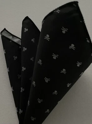 Cuadrado de Bolsillo, 9 Pulgadas, Negro con Pequeño Diseño de Calavera y Huesos Gris Foto 1 de 4