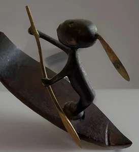 Antigua estatuilla india de bronce Hagenauer Austria en canoa de madera - Imagen 1 de 7