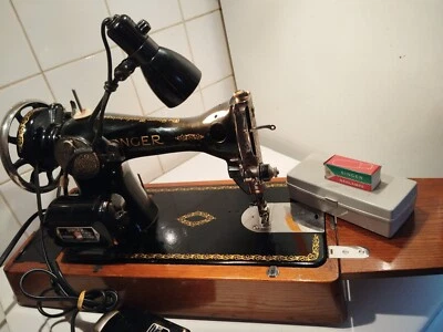 Machine À Coudre Singer Ancienne De 1935 Avec Accessoires Lampe Et Etui - Photo 1/4