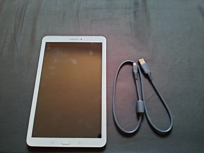 tablette Samsung Tab E de couleur blanche fonctionne très bien  - Photo 1/3