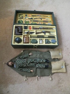 Armario de pie Hasbro vintage años 60 GI Joe con cuerpo AT y equipo marino de acción - Imagen 1 de 15