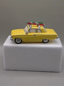 Coche amarillo Dept 56 Original Snow Village Christmas Heading for the Hills 54897 - Imagen 1 de 15
