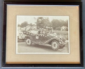Fotografía de desfile modelo T vintage enmarcada de coche con flores - Imagen 1 de 3